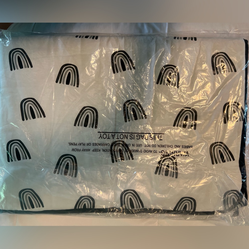 Kyte B&W Rainbow Toddler Blanket NIB - Picture 2 of 2